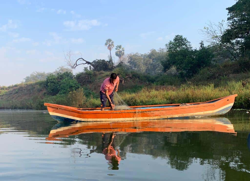 A Koli community fishermen tends to his boat