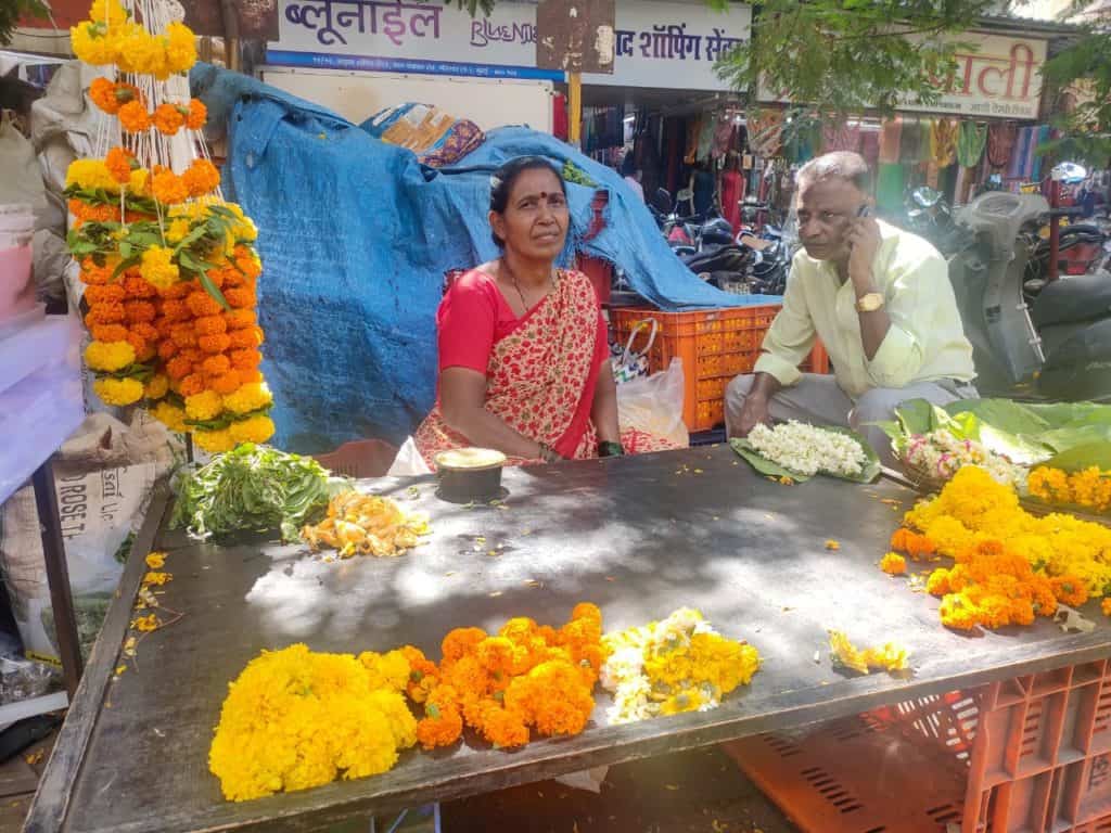 flower sellers in goregaon selling marigold and other flowers
