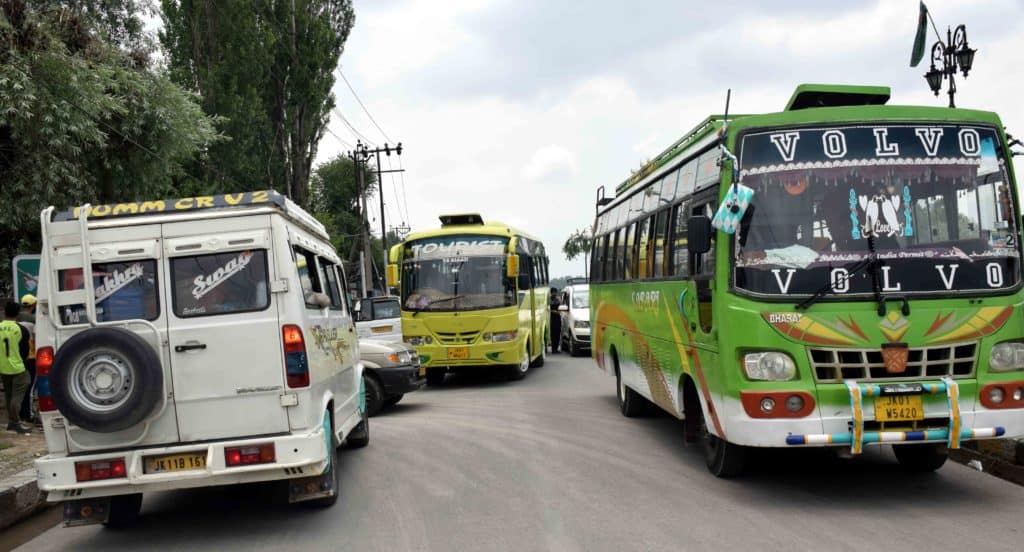 Tourist vehicles add to traffc snarls in Sfrinagar