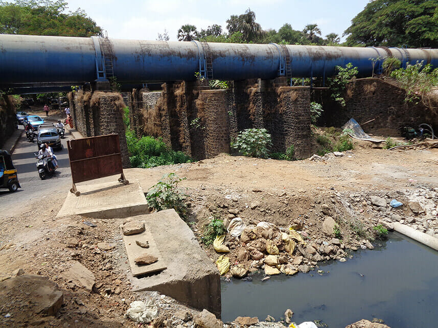 Gaps in the retaining wall along the river found at Saki Vihar Road