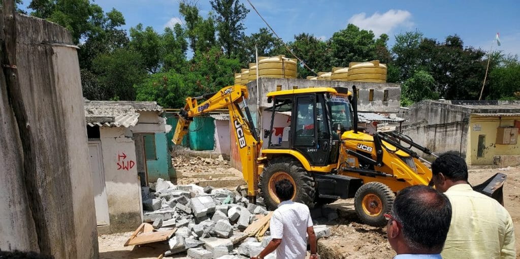 BBMP officials demolish constructions in Mahadevapura zone