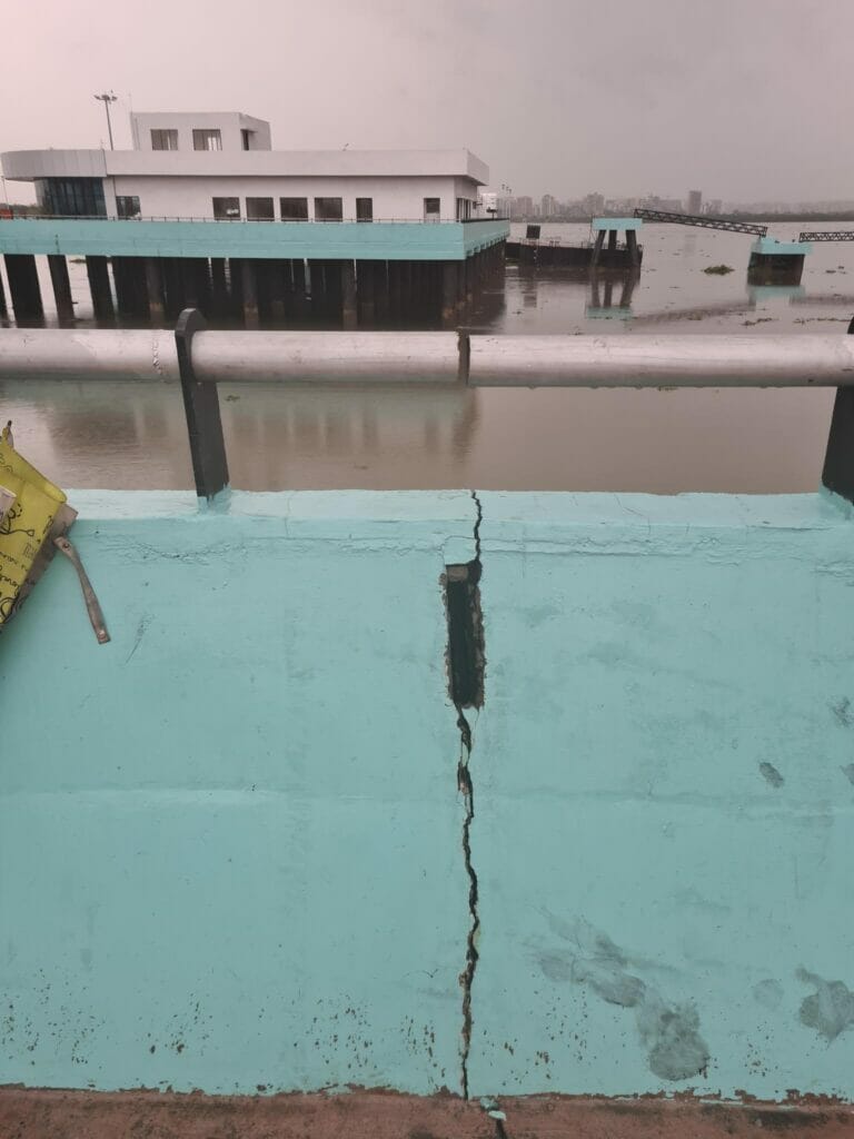 Cracks developing at the Nerul jetty
