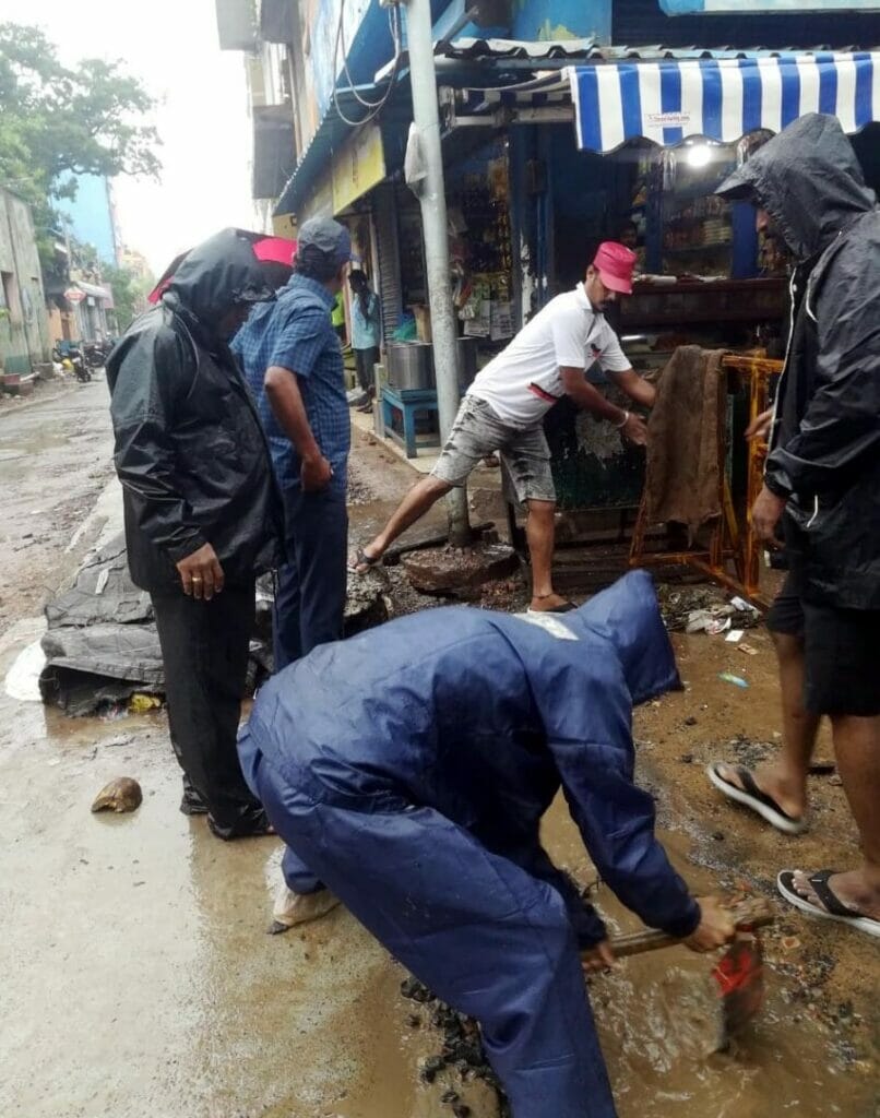 Gcc workers woking in rain