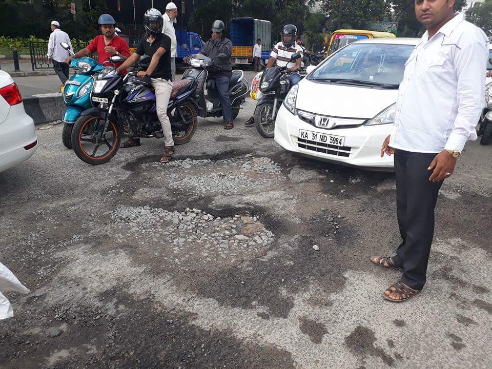 AAP Bengaluru volunteers from Jayanagar raised the issue of potholes in the area. https://twitter.com/AAPBangalore/status/919921358666047488/photo/2