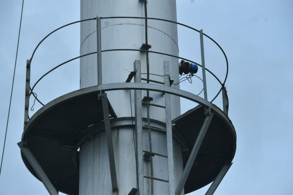 Factory chimney fitted with measurement devices