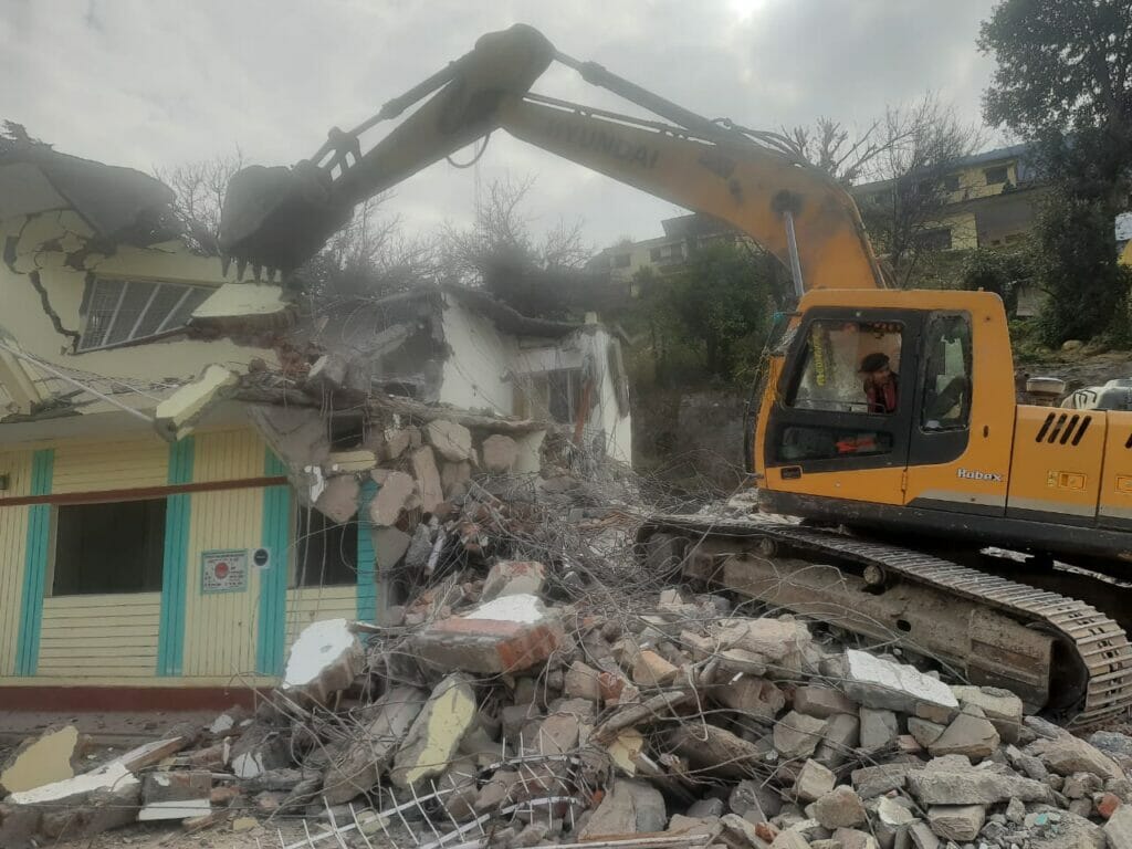 Joshimath. Bulldozing a building