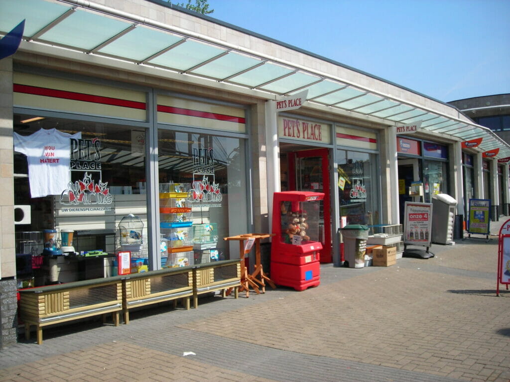 A photo of a pet stores abroad. https://commons.wikimedia.org/wiki/Category:Pet_shops#/media/File:Pets_Place_Nijmegen.JPG