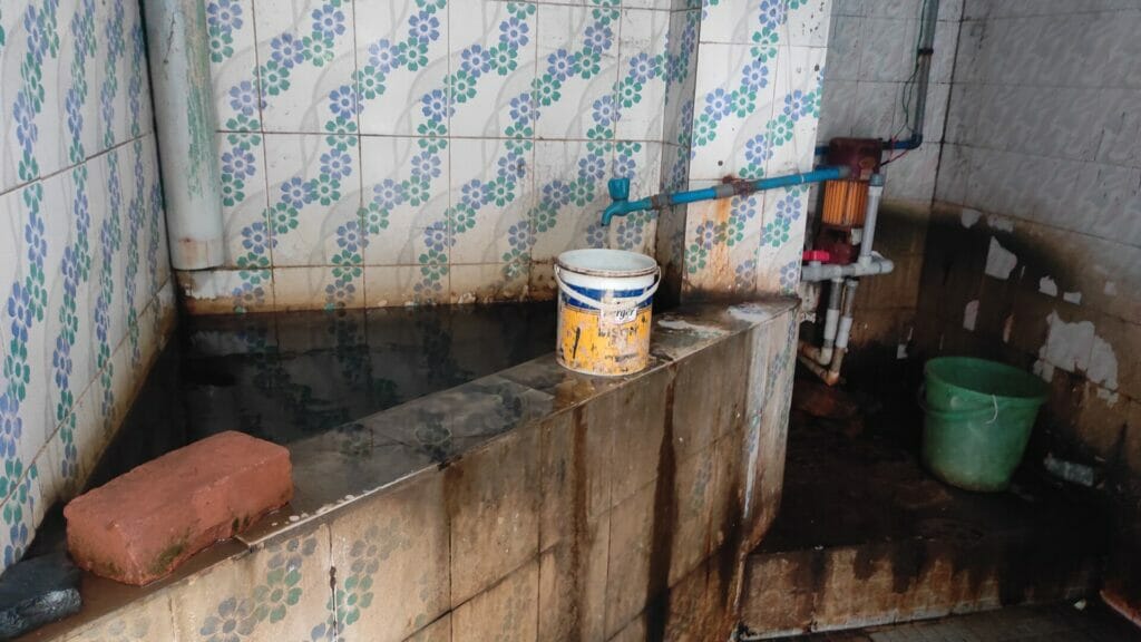 water tank inside public toilet in Kannappar Thidal
