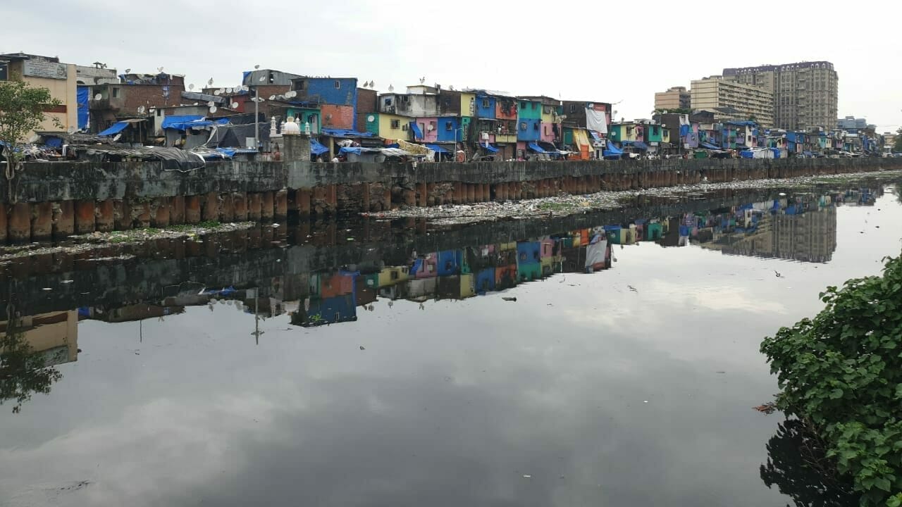 Picture of Mumbai slums adjoining a nullah.