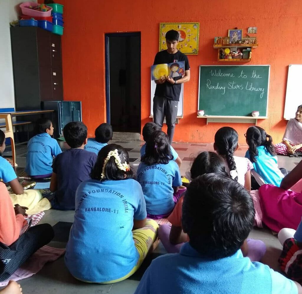 A volunteer discusses the books read with children in the classroom.