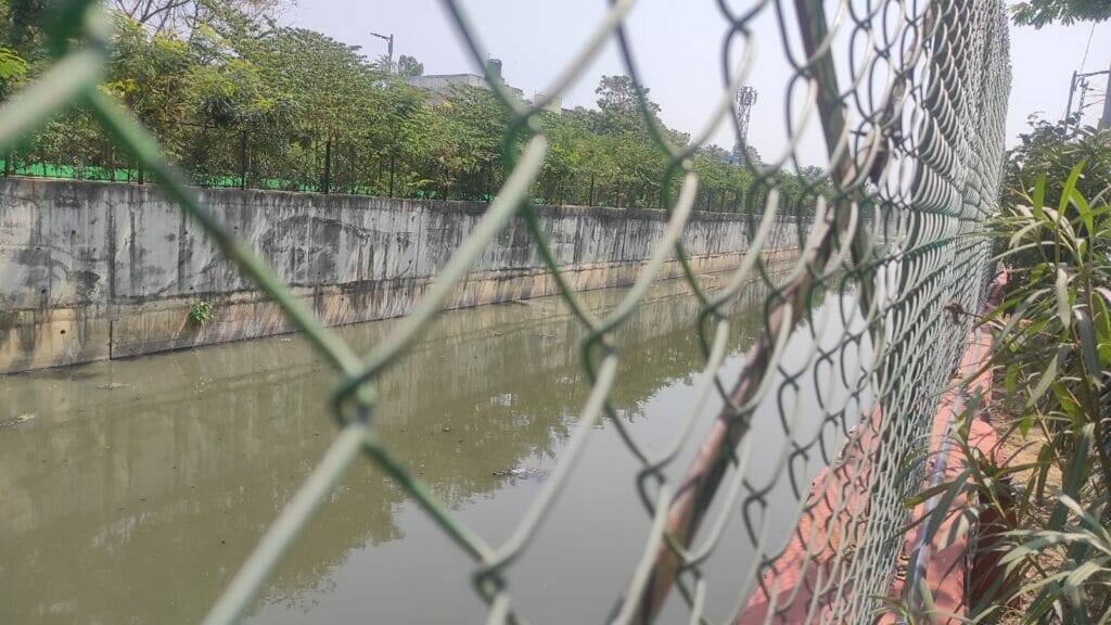fencing of buckingham canal by Chennai Corporation