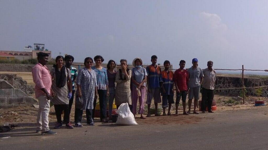 Valmiki Nagar residents clean up the end of 4th Seaward Road