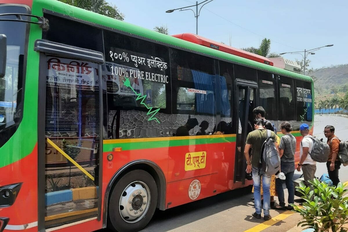 people are flocking to the electric buses to beat the heat 