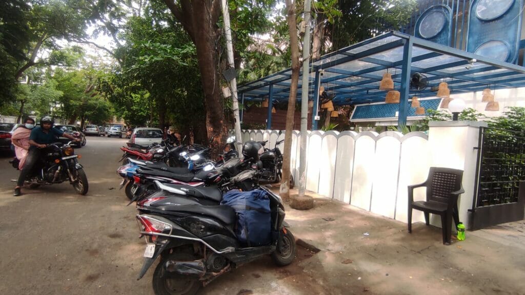 vehicles come back to the same footpath in besant nagar