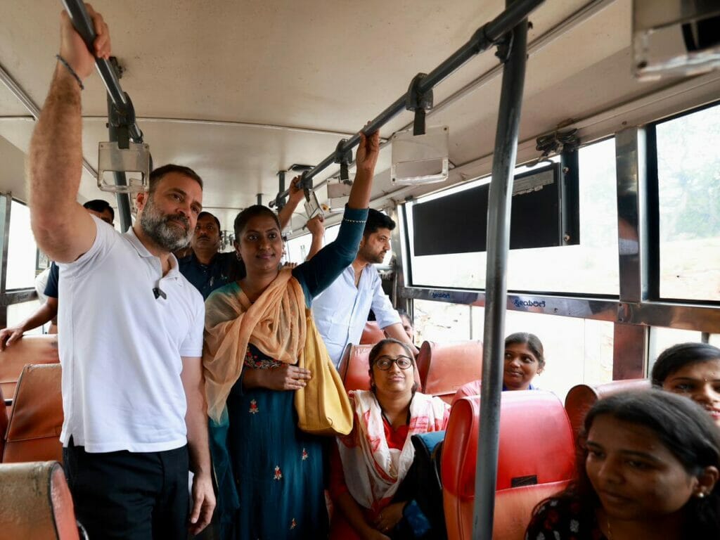 Rahul Gandhi in a BMTC bus https://twitter.com/INCIndia/status/1655443331286208515/photo/1