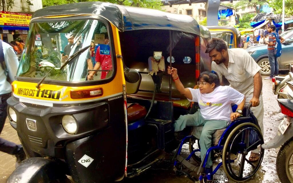 A rickshaw driver helping Neetu to get inside the vehicle. 