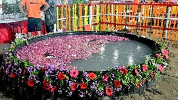This year BMC spread awareness about the artificial pond immersion of Ganpati Idols. The BMC provided the citizens with artificial ponds. Pic: BMC Twitter