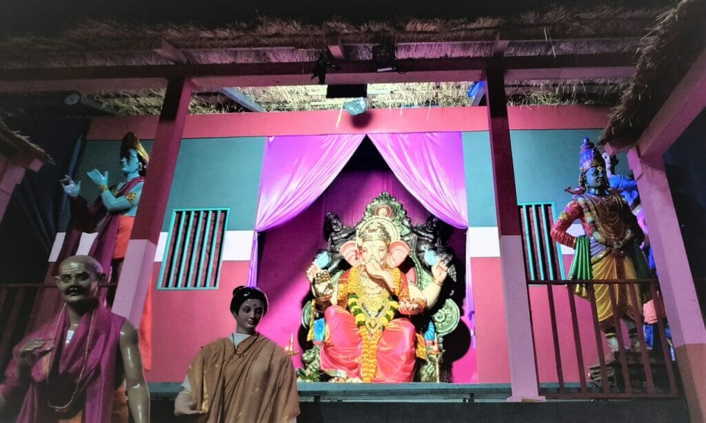 Akhil Bhatwadi Sarvjanik Utsav Mandal from Ghatkopar has used wood, cloth, dry grass, and paper for the entire decoration to avoid the use of thermocole and plastic.