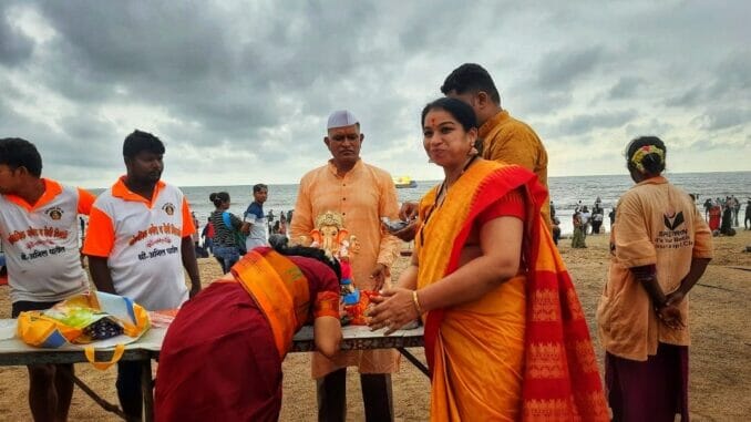 A family performing the final Aarti at Juhu Beach before immersion. Pic: Stephin Thomas