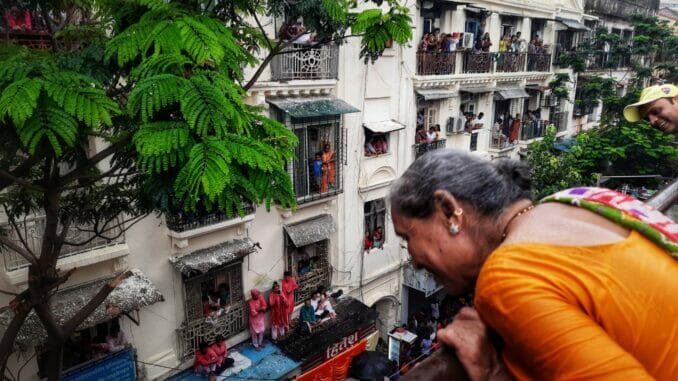 The lalbaugh bridge that ends in byculla had lots of people looking down from both sides as they were unable to go down due to heavy crowd to see the lalbaughcharaja. Pic: Stephin Thomas