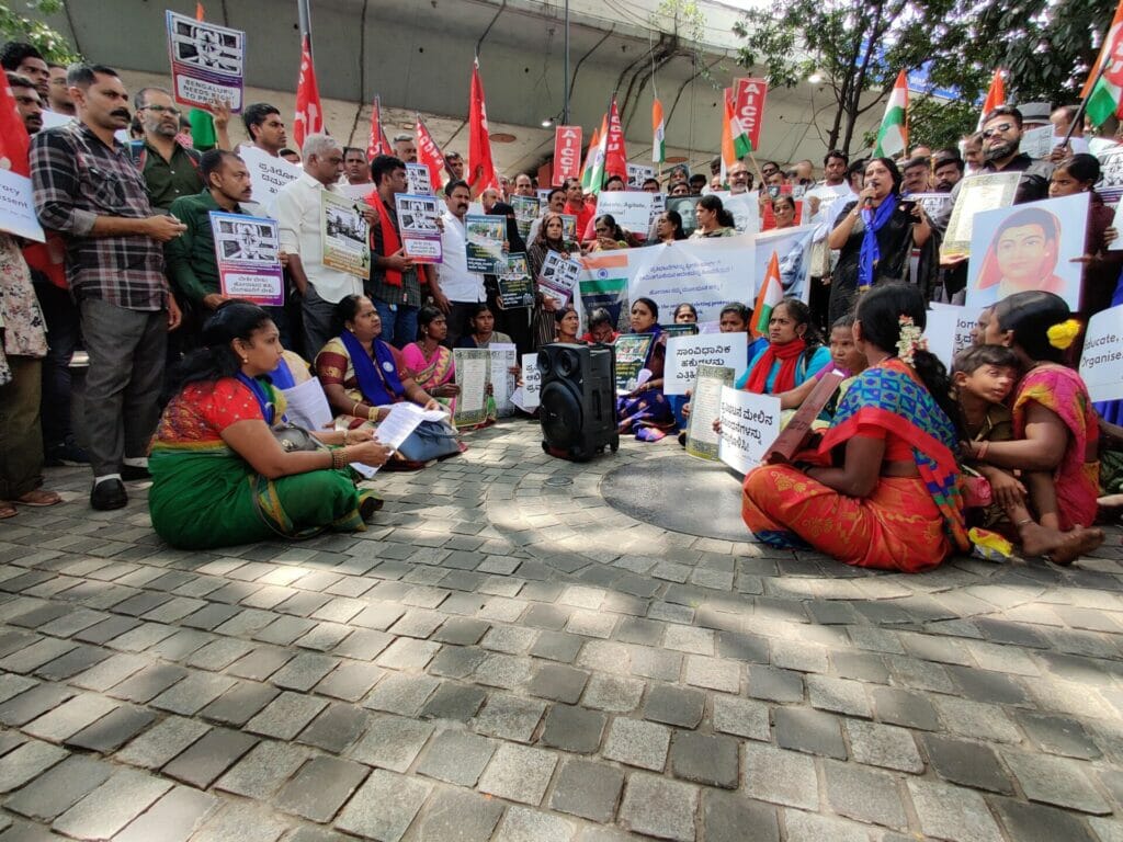 Horatada Hakkigaagi Janandolana members at a protest