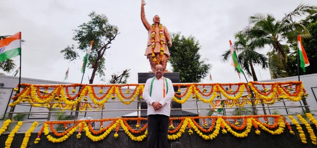 MP gopal shetty in front of statue of former PM Atal Behari Vajpayee