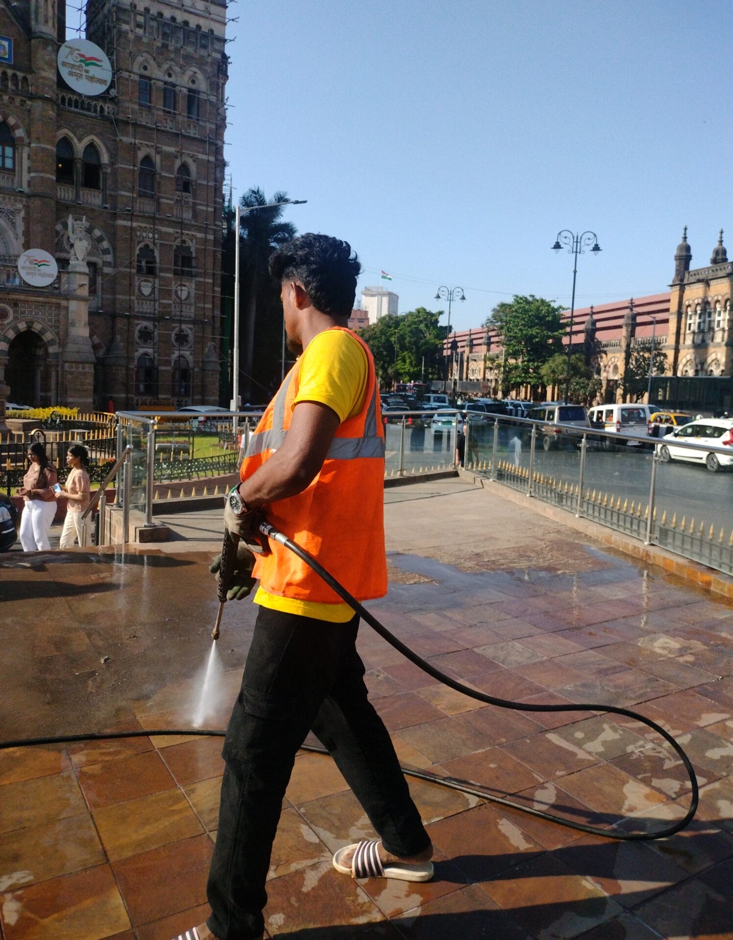 Mumbai Buzz Heat wave hits Mumbai, BMC starts removing decorative